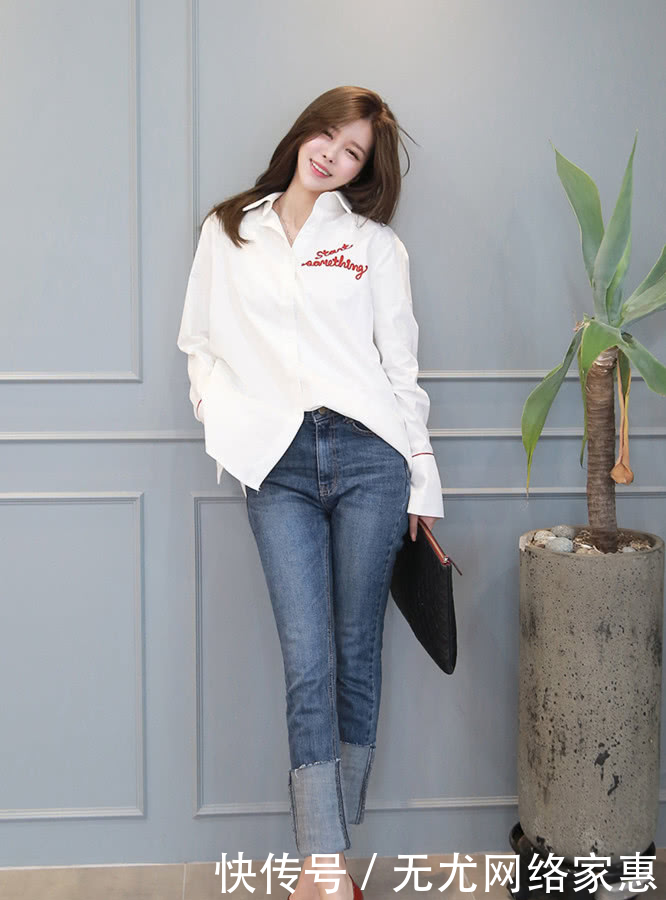 「气质」气质的牛仔裤穿搭,搭配白色休闲衬衫,学姐显得很甜美