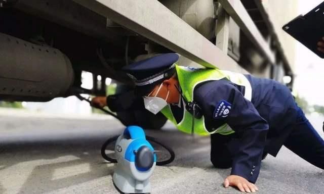  脸上@年检将要实行“三检合一”，车主看完后，脸上终于露出笑容