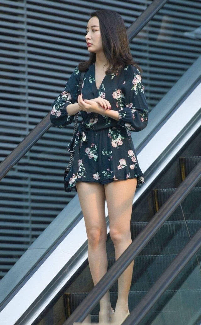 成熟小姐姐穿了新裙子一直用手捂住，怀里是不是有什么大宝贝