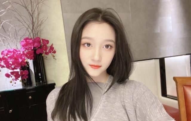 【抓拍】关晓彤宿舍被舍友抓拍,看清她书桌上的本子,才知什么是真学霸