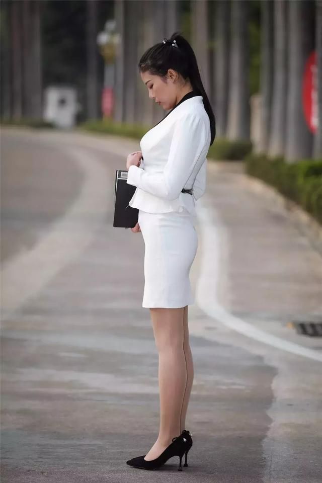 白色小西服搭配套装包臀裙，精明能干内外兼修
