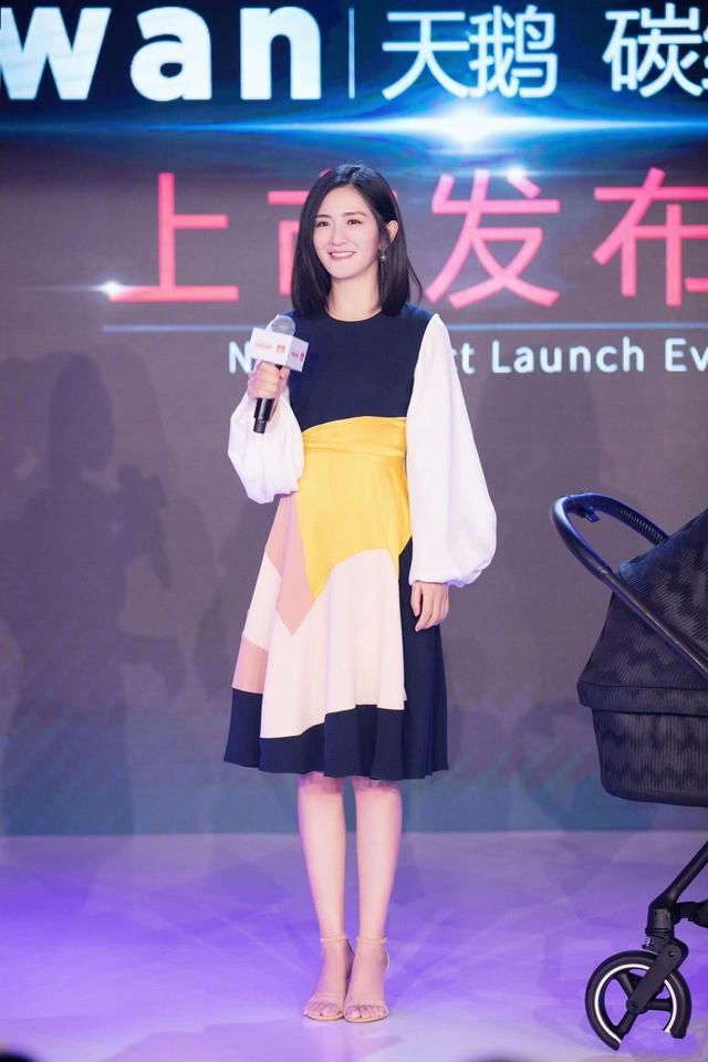 谢娜穿紫色长裙现身，看起来胖了20斤不止，网友：这脸有点肿了！