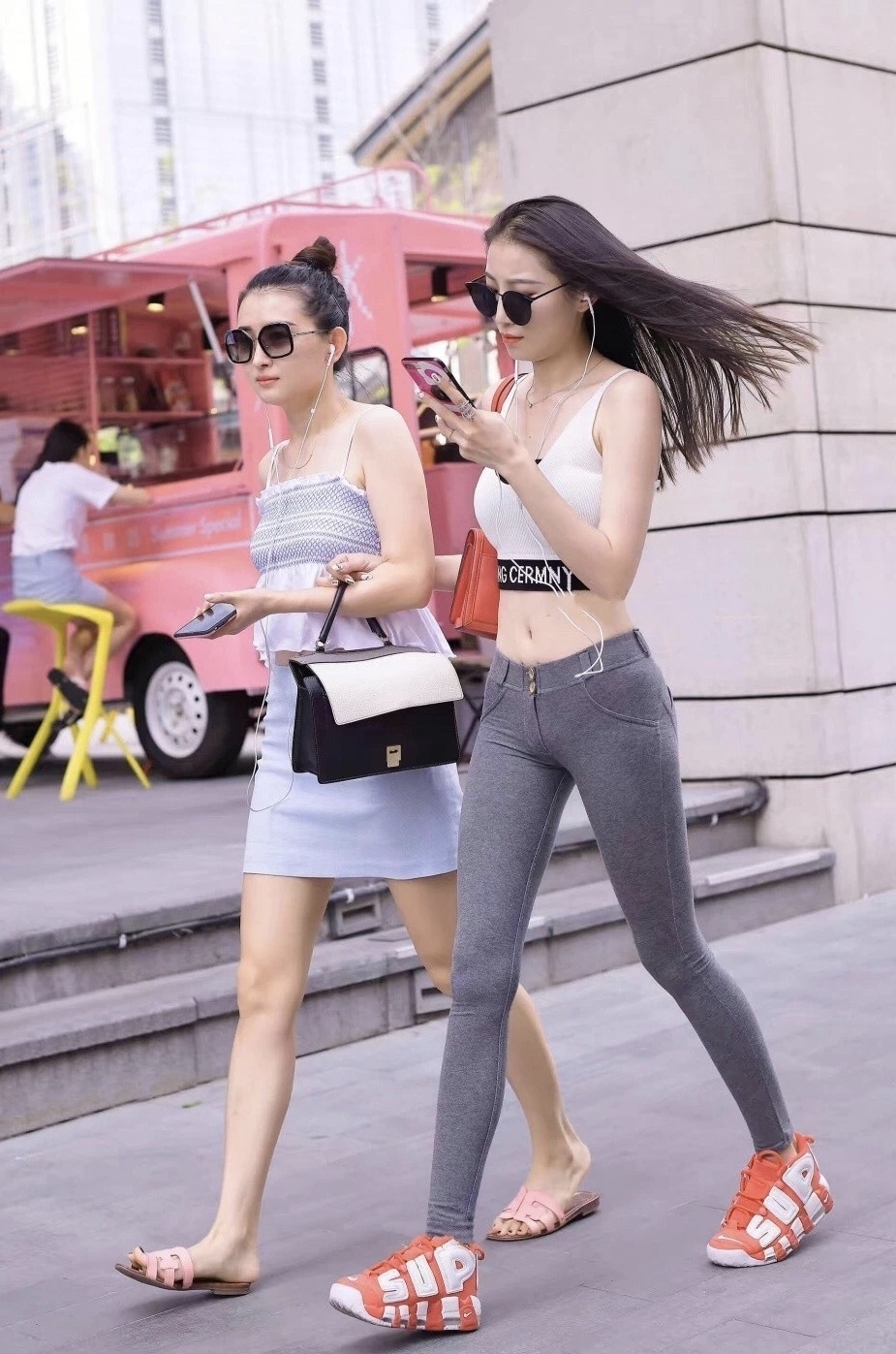 闺蜜■美女街拍:闺蜜出街,一个丸子头乖乖女,一个黑长直小腰精,我都爱!