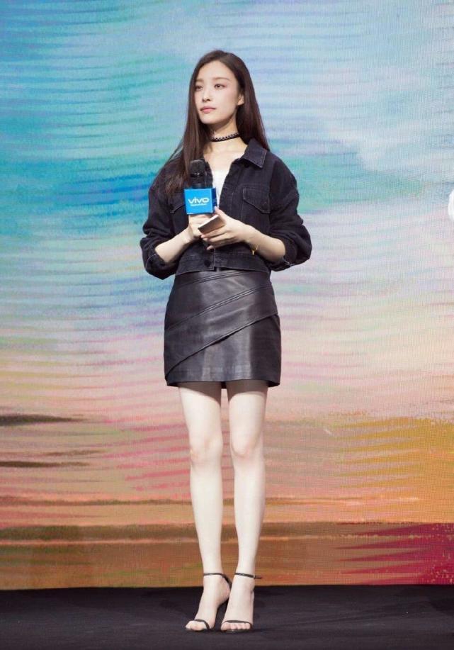 倪妮真会玩，土到掉渣的黄背心黄裤红手套，在她身上意外的好看！