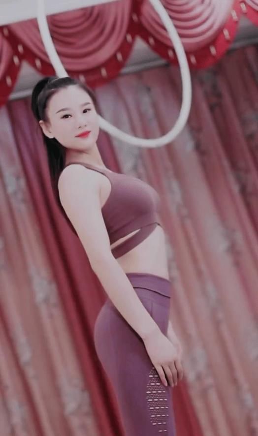  感觉|潮流小姐姐桃羞杏让，气质减龄，美出了新境界！