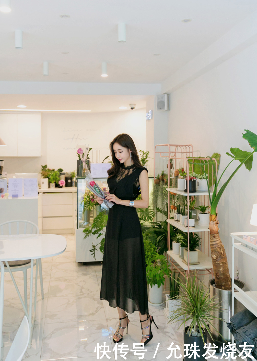 孙允珠暗夜蝙蝠轻盈薄纱分衩裙