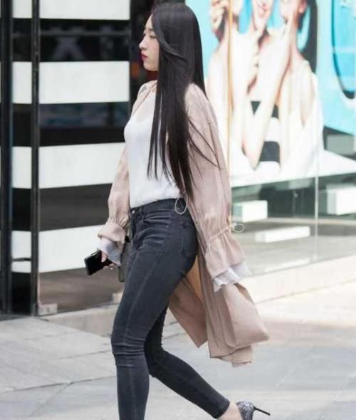  粉色：美女时尚街拍：沉鱼落雁的美女，一件粉色的套装，时尚气质女神美