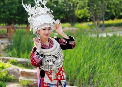 去苗寨旅行，苗族姑娘递给你一块布，导游：千万不要接！