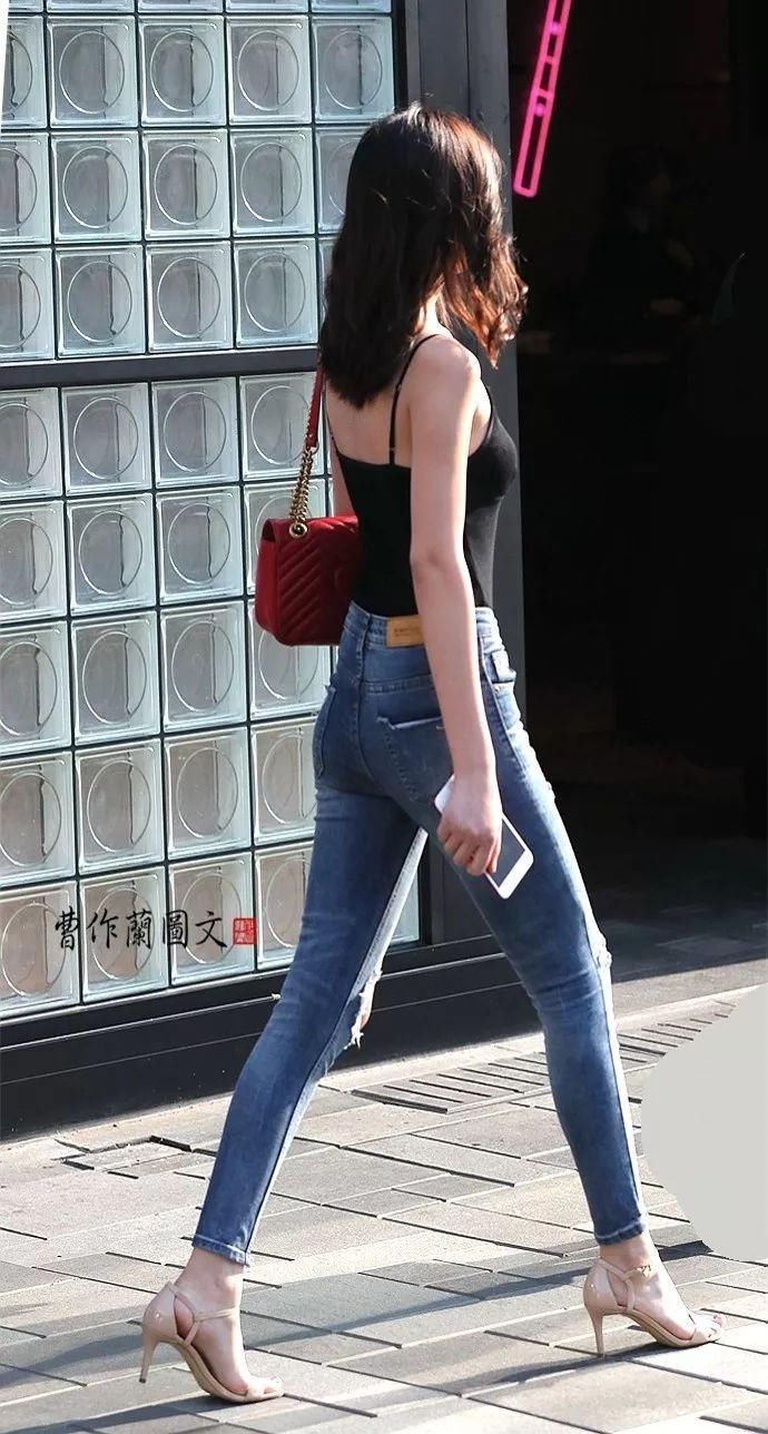 街拍:凸显好身材曲线的牛仔裤美女