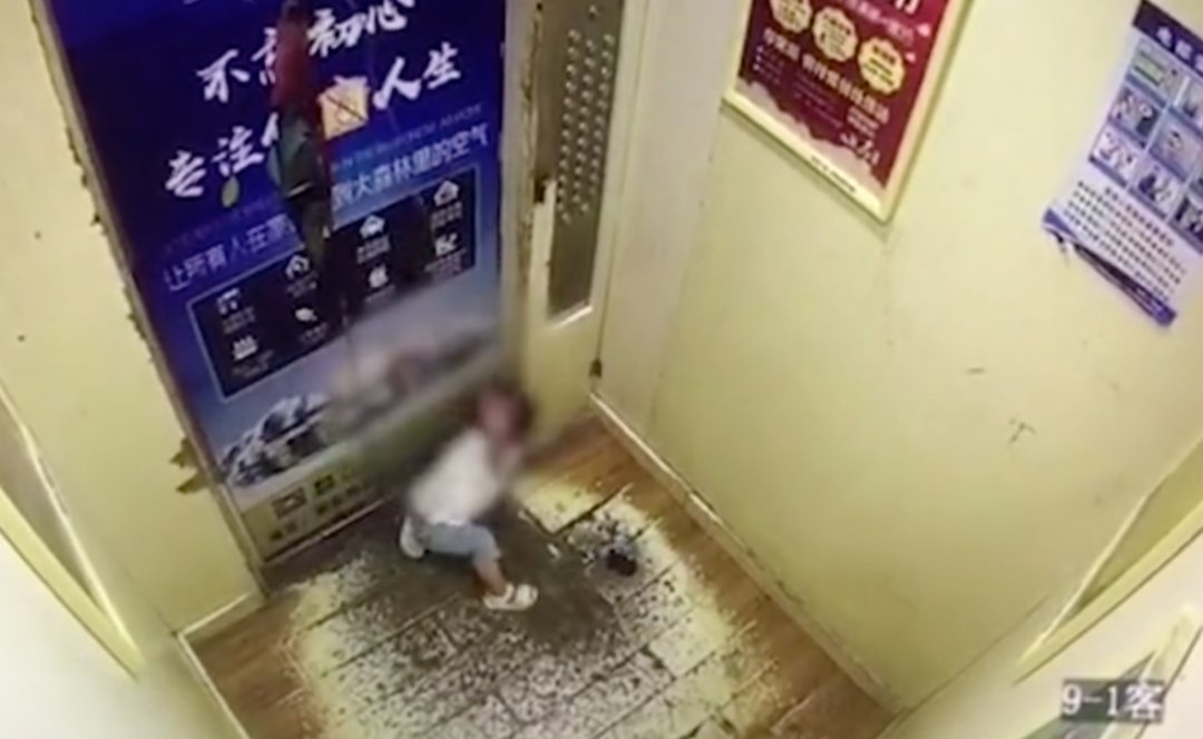  再犯|两岁女童被吊电梯门！家长别再犯这个错