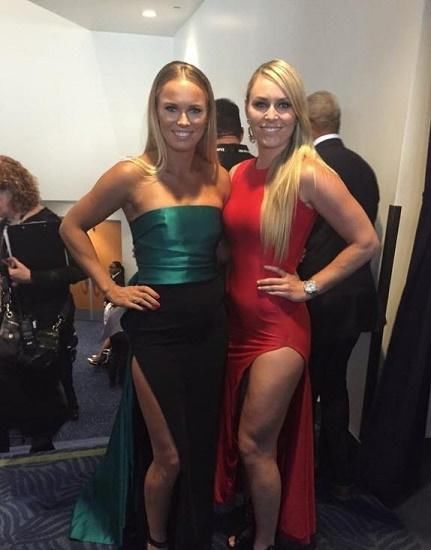 沃兹尼亚奇真会穿！抹胸开衩裙露出大腿，网友：还是换回运动装吧