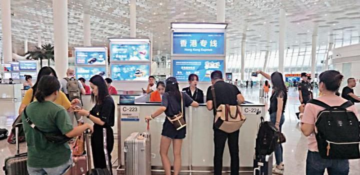 香港机场瘫痪 深圳机场临时客流激增