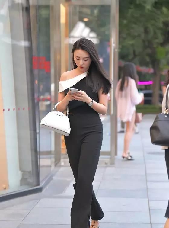 街拍：冷艳的气质更迷人，穿黑裤超性感的翘臀美女