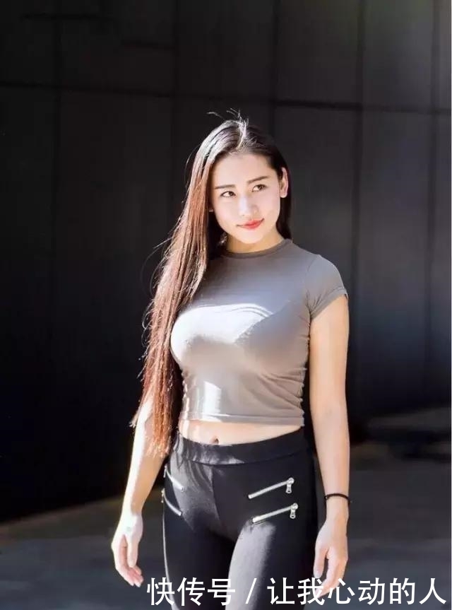 「摄影」街拍美图摄影丰腴的30多岁美妇人, t恤被硬撑出了紧身衣效果!
