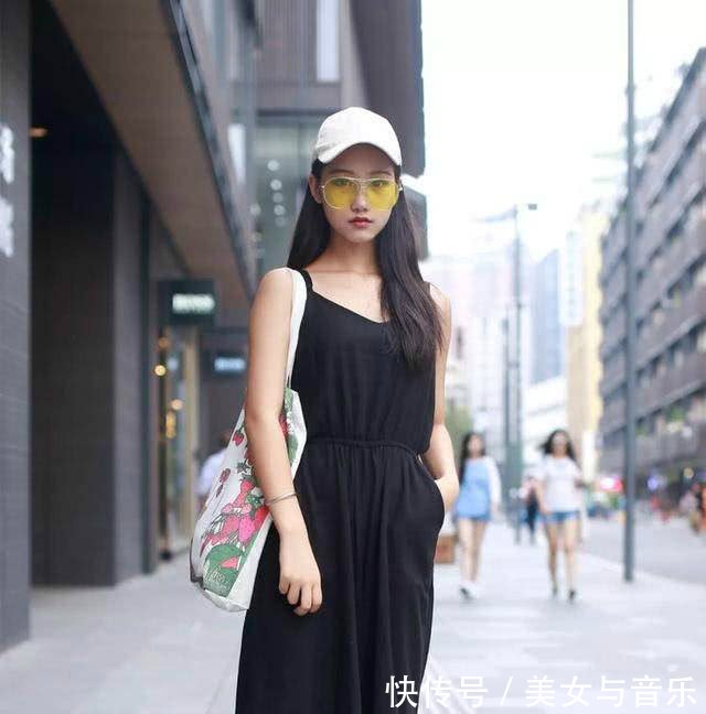 街拍，教科书式的长腿美女，说的就是她吧