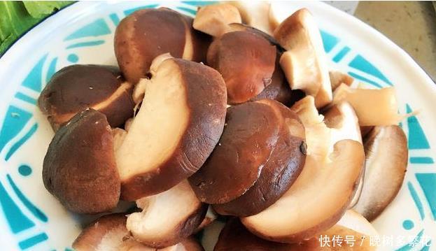  『白菜』香菇好吃又百搭，荤素皆宜，对身体的健康还大有裨益！