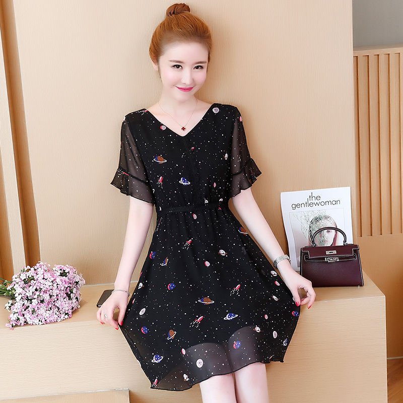 不用过分的装饰也能时尚，一条修身连衣裙，尽显温文尔雅的女人味