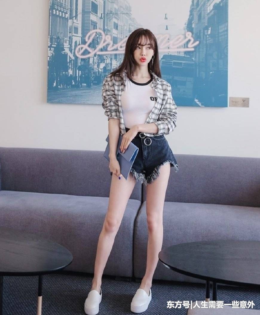 娇俏明媚的气质美女,精致穿搭显动感柔媚,好身材让女人都羡慕!