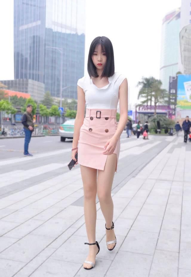  「时尚女生们」选择修身短裙装，为自己留下优雅的青春回忆