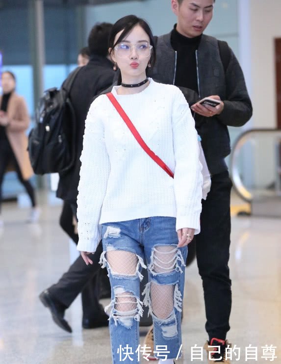 李小璐真敢穿，一件纯黑色的连衣裙演绎贵妇时尚