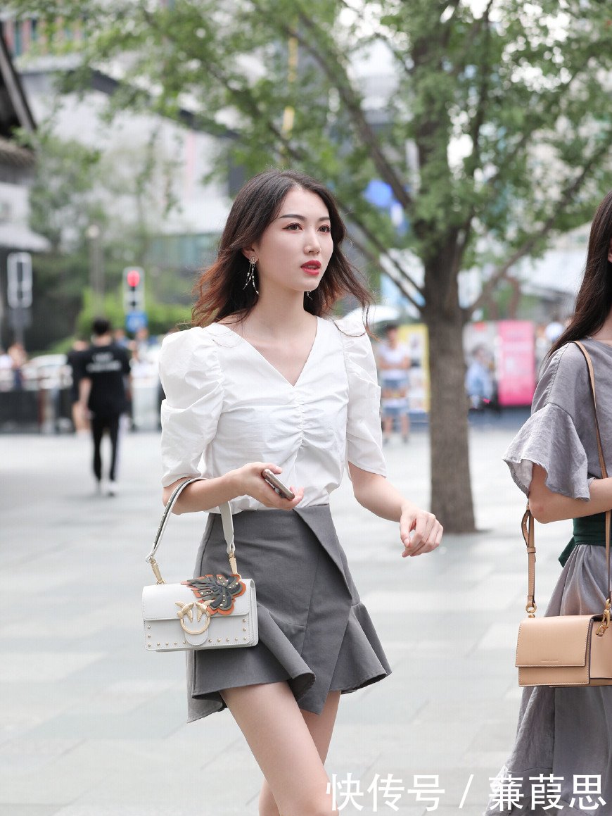 街拍：美女气质绝佳，颜值爆表，注定是街头的焦点