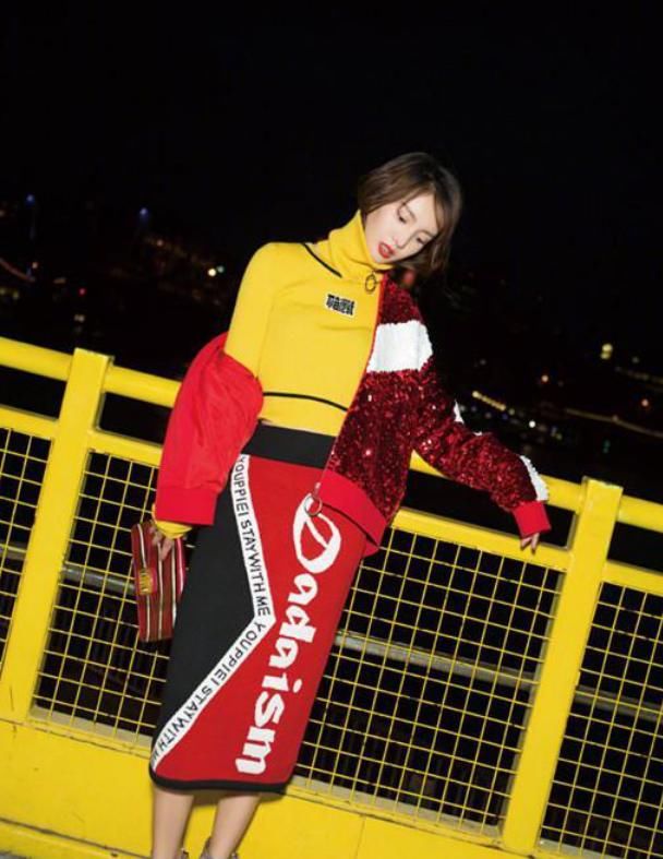 金晨真敢穿!深v直接开叉到腰部,网友:你干脆别穿得了!