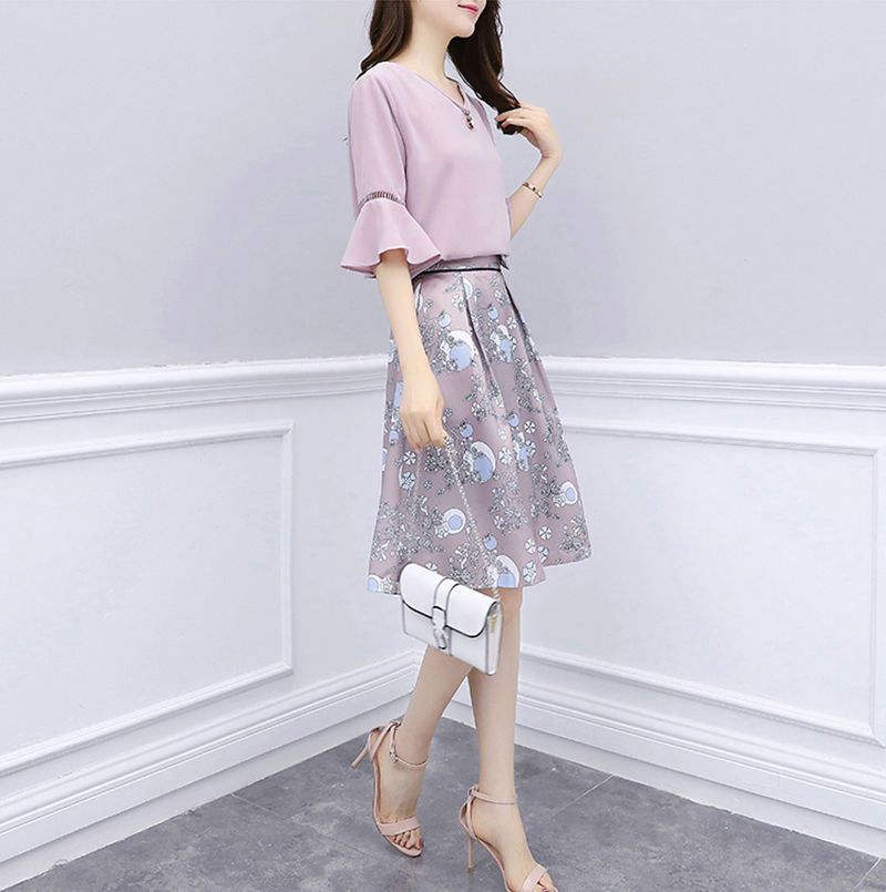 身材丰满的女生还是这样穿，紧身T恤性感火辣，女人味洋气美翻天