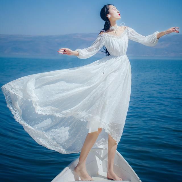 闺蜜真敢穿,不穿内搭直接穿吊带连衣裙,的确美得猝不及防!