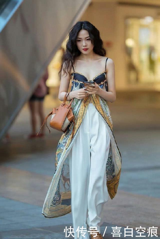 『小姐姐』路人街拍,小姐姐十分的时尚优雅,穿蕾丝连衣裙,那叫一个美