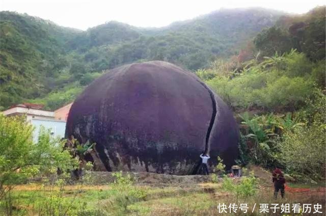 广东发现一奇石，被雷劈开一条缝，石顶还冒出巨大的“脚趾”！