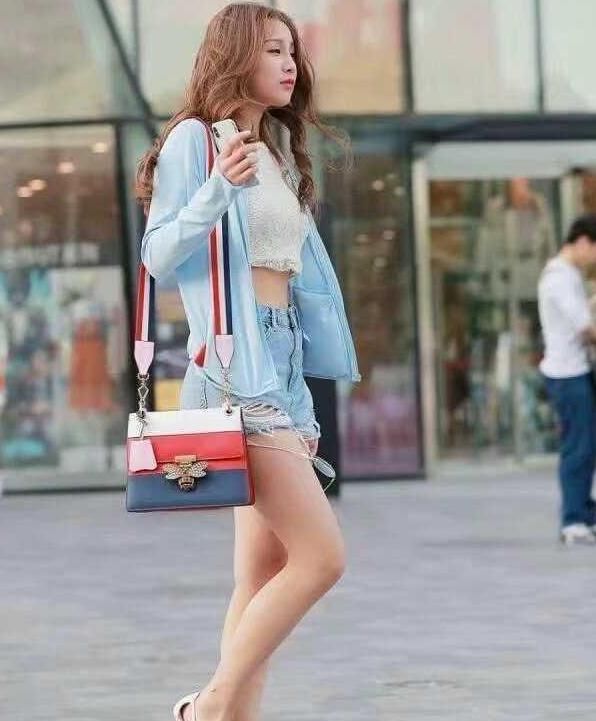 街拍：图三美女的身材太惊艳了，路人：鼻血止不住的流！