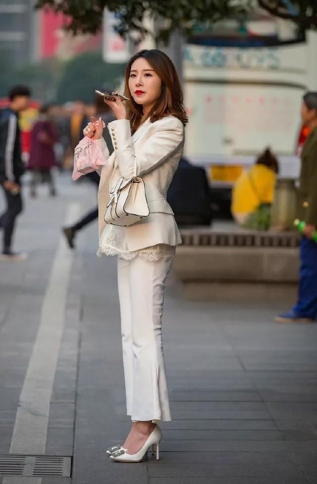  「搭配一」女性好身材搭配高跟鞋，显得时尚又优雅