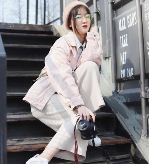 偶遇|大街上偶遇小姐姐,外衣只扣到肚子处,真当自己是女神?