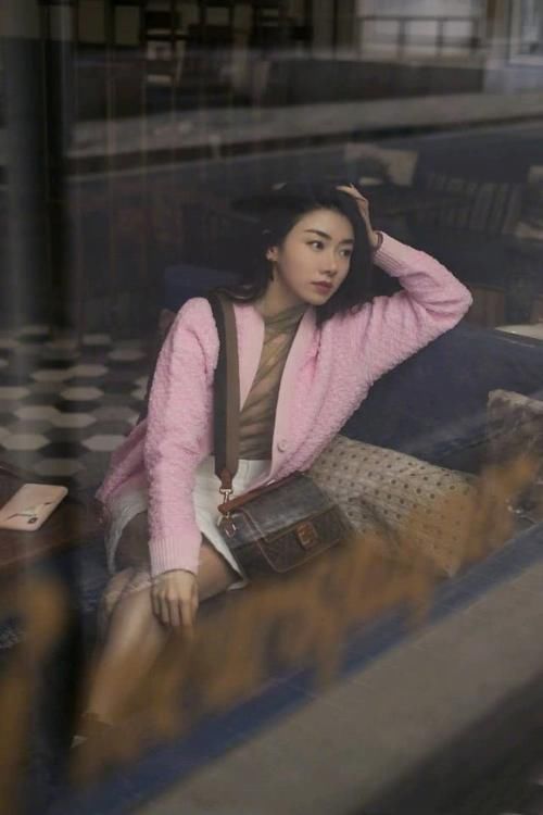 『搭配粉色』春天怎么穿才好看又不刻板，学学时尚博主简约穿搭，让你显贵气