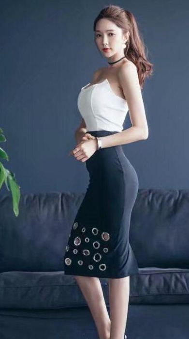 街拍小姐姐超短裤巴掌大，为了露出大长腿也是拼了！