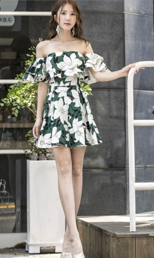 路人街拍，美女一字肩碎花连衣裙，时尚又优雅，体现不一样的美!