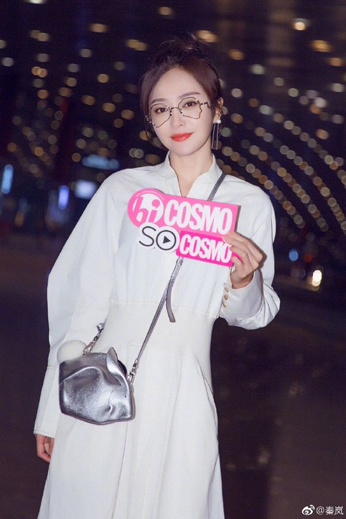 37岁的秦岚真的太美啦，白色连衣长裙出镜：美成18岁少女！