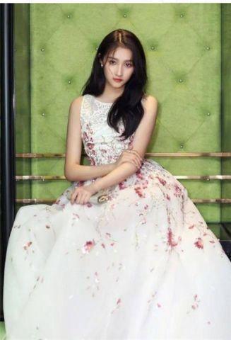 关晓彤穿短裤现身机场,看到她的大长腿,终于知道什么叫腿精了!