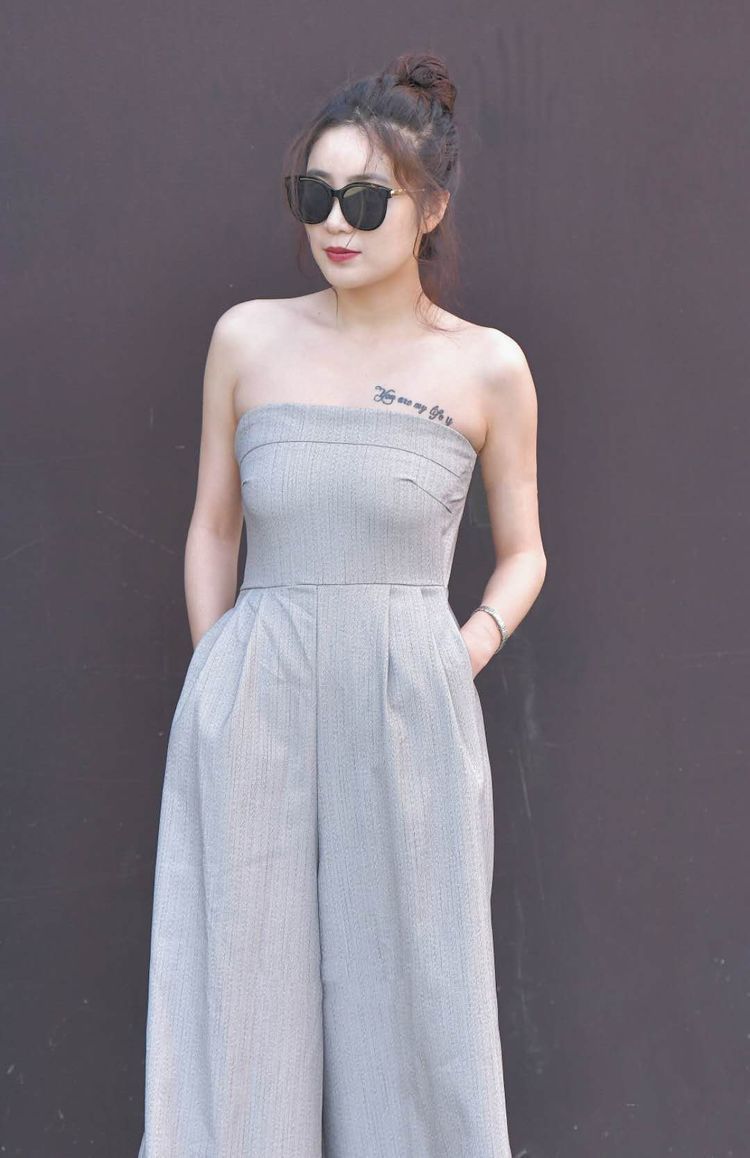 美女突显几分恰到好处的小性感与柔情，甜美可人，非常养眼！