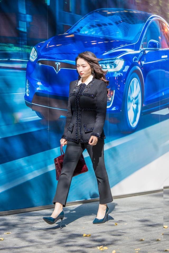  女强人■街拍：黑色职业套装的美女，看样子是个女强人