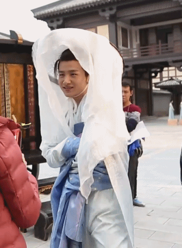 白敬亭《天盛长歌》扮丫鬟,网友:你提裙子那一下是认真的吗!