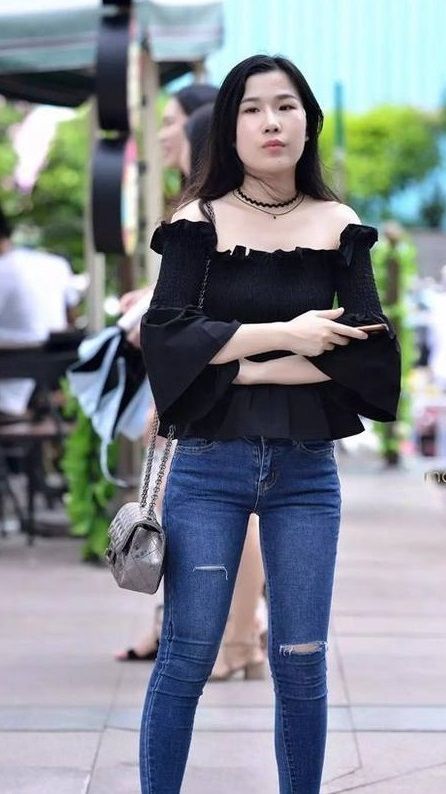 吊带@街拍:高颜值的小美女,白色吊带修身裙,女神范十足