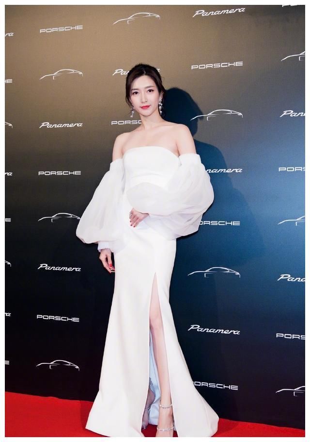 江疏影真会穿，没有高级脸却让人看着很舒服，黑衣黑裙展现好身材