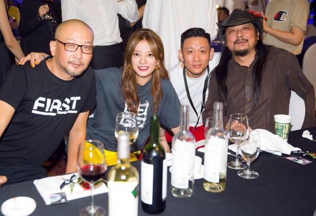 赵薇还挺会穿校服裤，谁说这衣服土了，那是你不会这么穿！