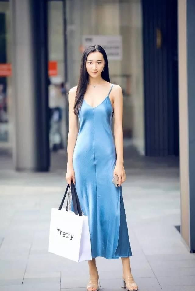  「面料」女生穿搭高跟鞋搭配乳白色超短裙，清新自然又美丽动人