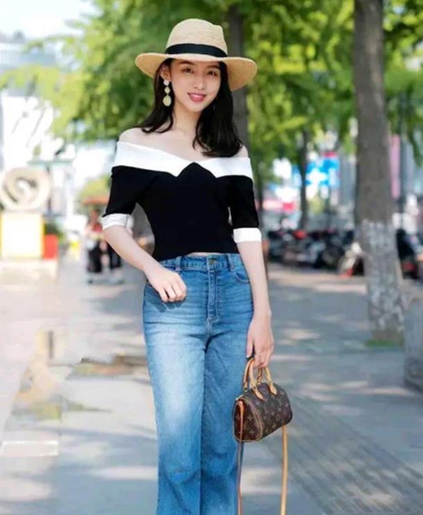 「气质」街拍:长发俏皮的美女,白色上衣配牛仔裤,时尚气质十足