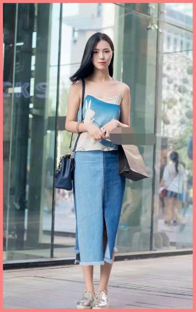 街拍：紧身裤搭配吊带衫，外国美女身材火辣，看完你们有何感想？