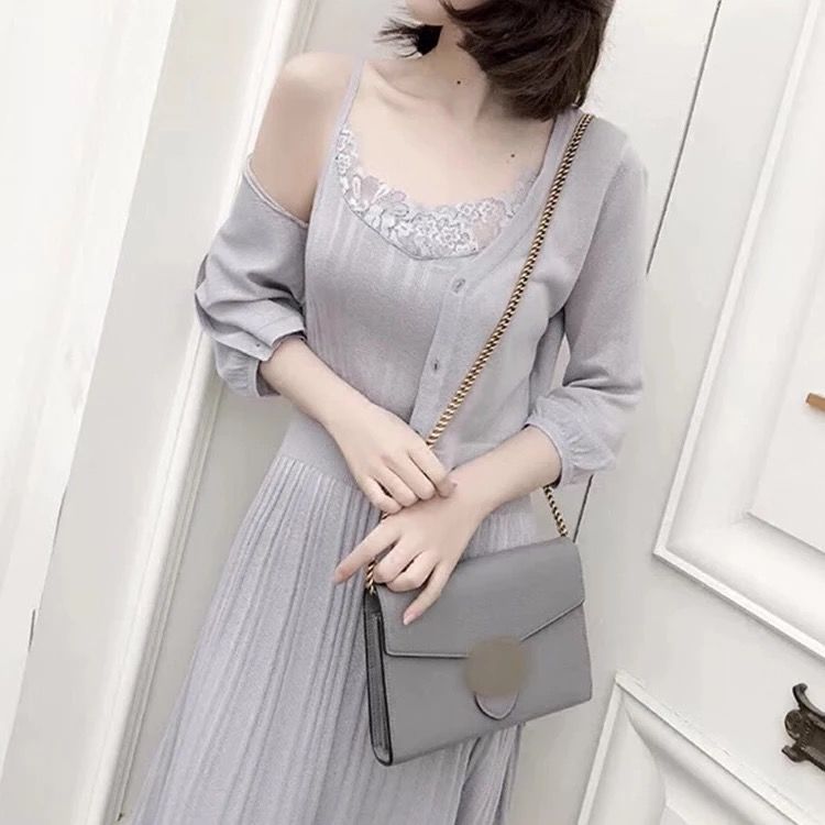 姑娘太美了!身着秋季蕾丝A字裙，显瘦高贵，看一眼就被迷上了