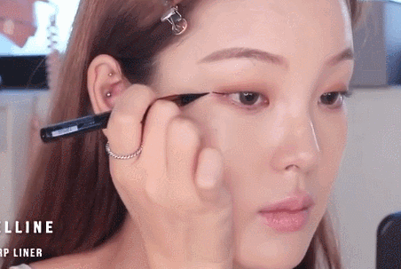 “你这个是肿眼泡，哭不出邓伦那样的双眼皮的。”