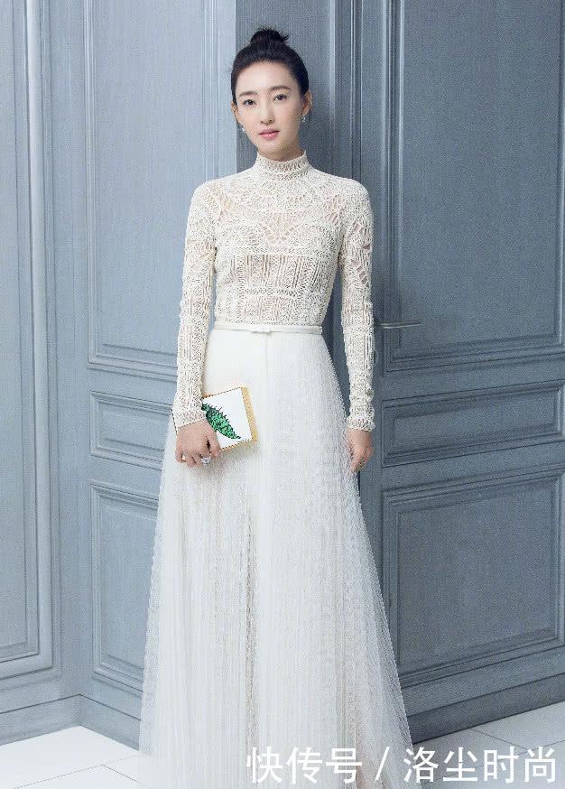 王丽坤这时尚绝了，勒个“塑料圈”显瘦，用上了白色真瘦不下去！